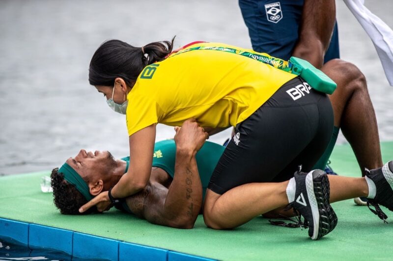 Dra. Ana Carolina Côrte atendendo um atleta da delegação brasileira em competição